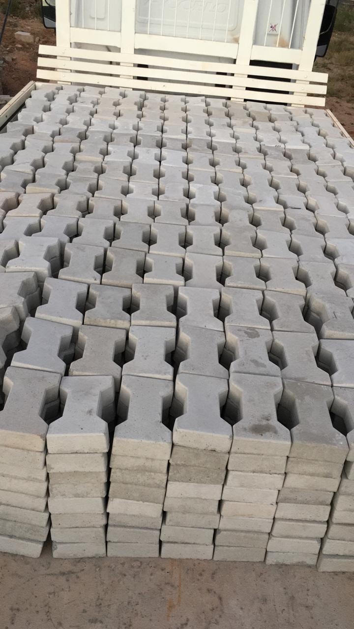 Carga de pavers intertravados prontos para entrega